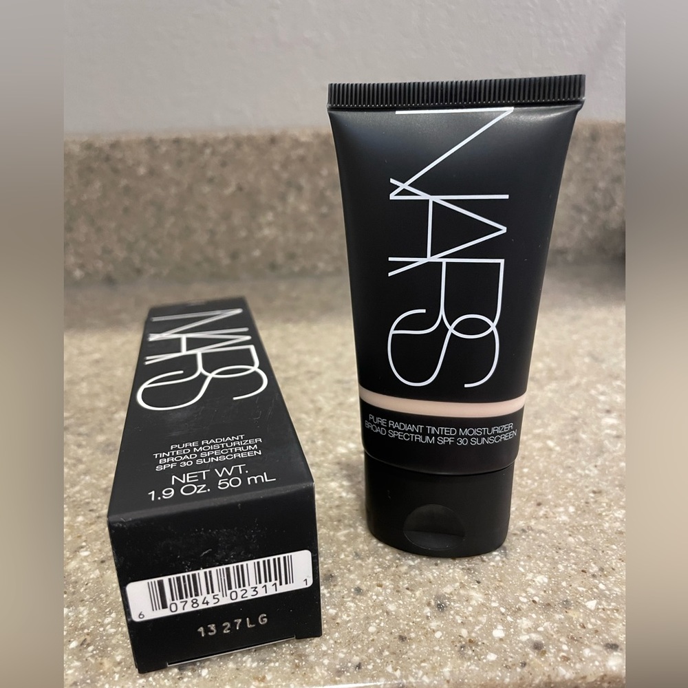 NIB NARS Pure Radiant Tinted Moisturizer with spf 30 in Light 1 Finland